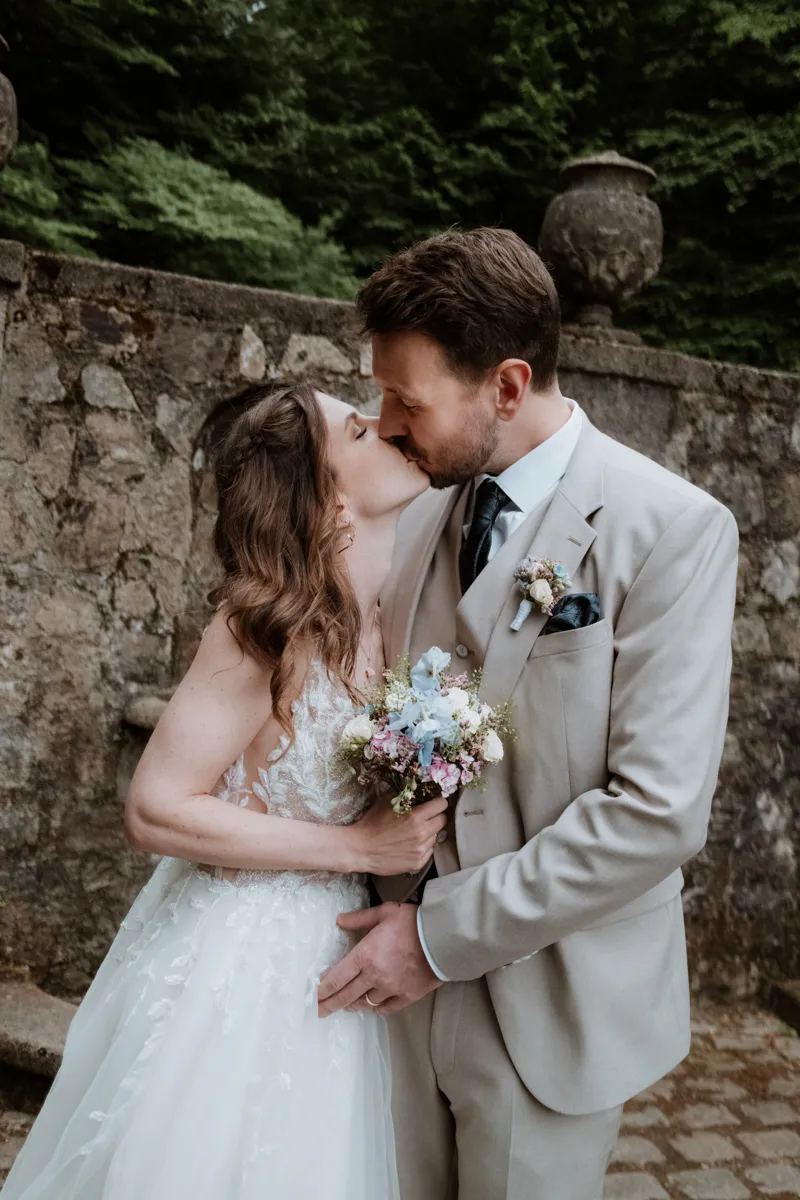 Brautpaar an der Steinmauer, Hochzeit Markgräflerland